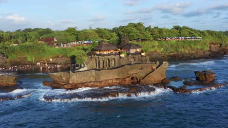 Vista-Aérea-Del-Templo-De-Tanah-Lot-En-Una-Isla-Rocosa-Durante-La-Puesta-De-Sol-En-Bali,-Indonesia