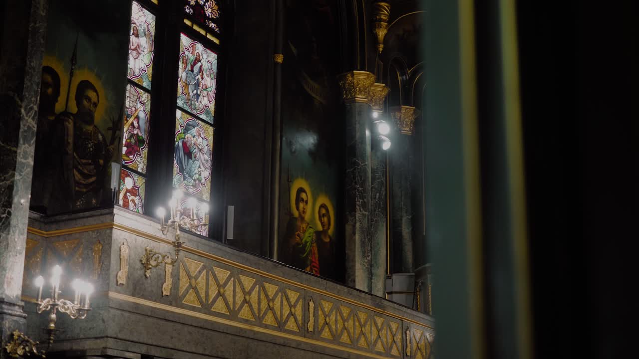 показательный снимок интерьера большого собора, демонстрирующий витражи и архитектурные детали