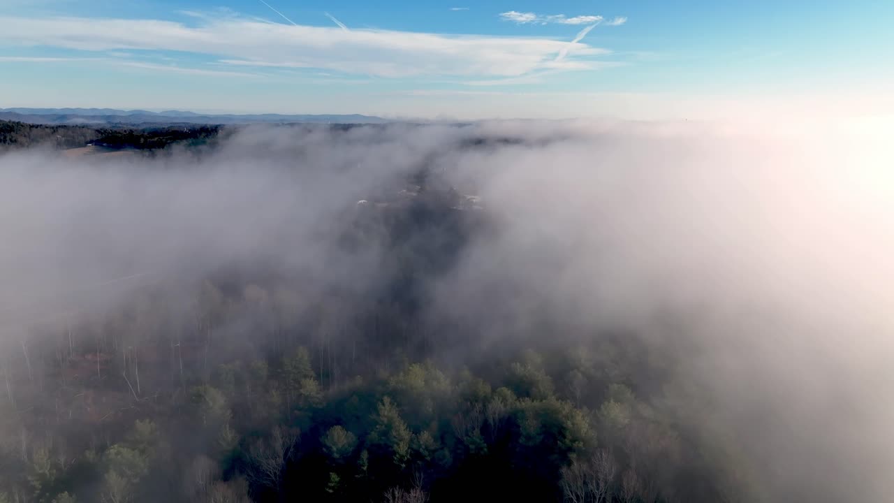 Luchtfoto door wolken op boomtophoogte nabij Wilkesboro, Noord-Carolina.