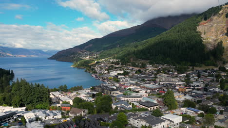 Una-Hermosa-Vista-Desde-Arriba-Del-Centro-De-La-Ciudad-De-Queenstown