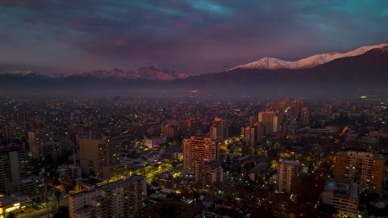 Ripresa drone dopo nuvole di pioggia, Providencia, Santiago, Cile, Time-lapse.