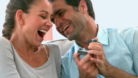 hombre proponiendo a su novia en el sofá