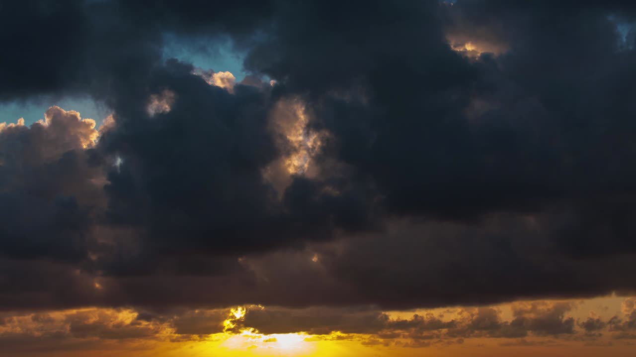 놀라운 구름빛 해가 뜨는 시간 경과