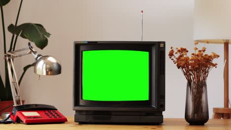 tv retro, televisión vintage en una configuración nostálgica, una tv retro muestra grano en la pantalla, dispositivo aterrador de la noche de halloween bueno para la llave de croma y la pantalla verde. imágenes de alta calidad 4k