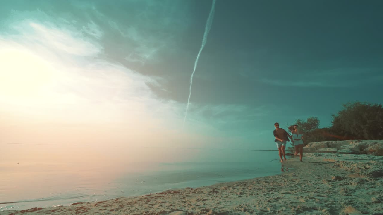 la pareja joven corre a lo largo de la costa. movimiento lento