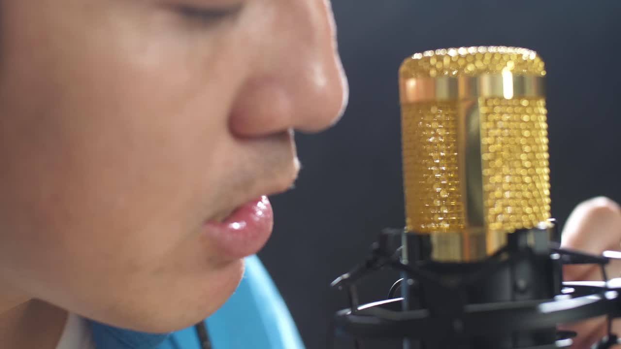 마이크 로 노래 하는 사람