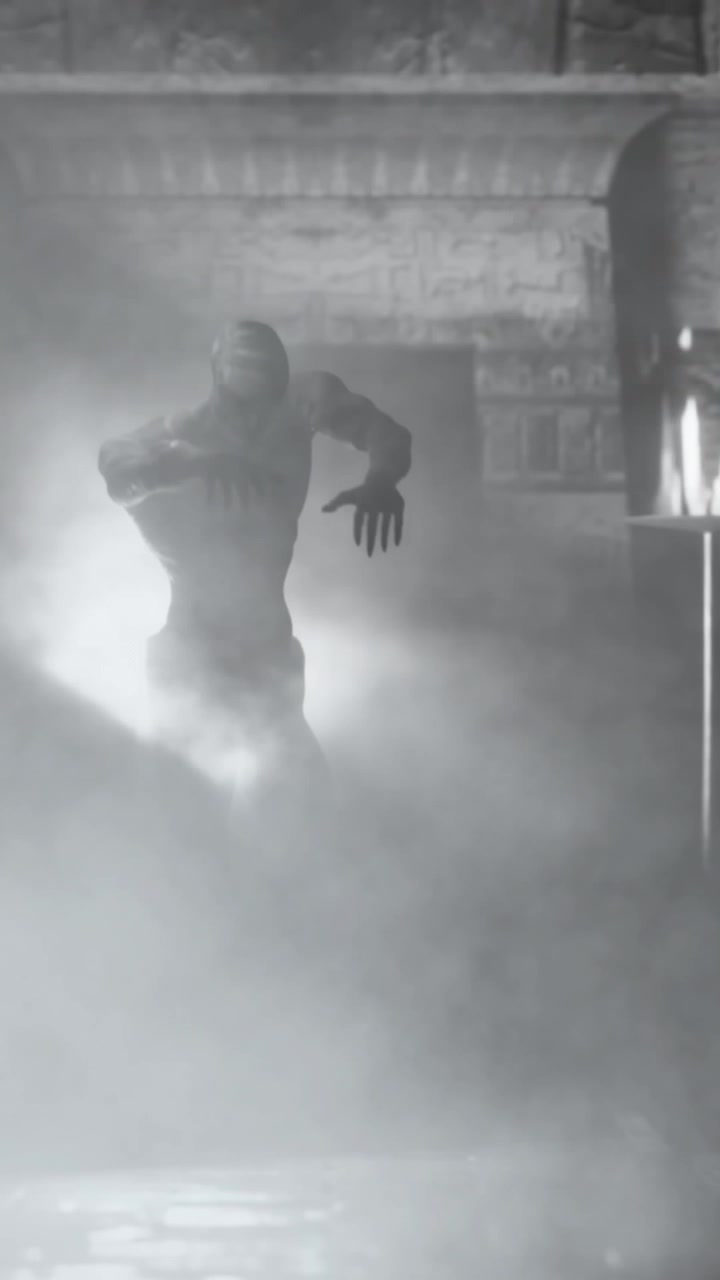 Animação de nuvem de fumaça sobre zumbi caminhando no Halloween