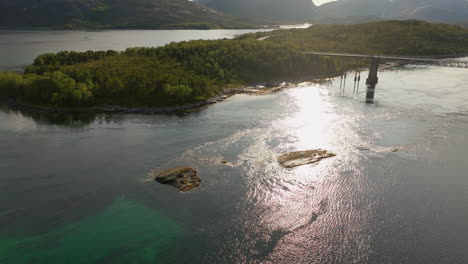 Puente-Kjerringtraumen-Sobre-El-Agua-Reluciente-De-Efjorden-Al-Amanecer-En-El-Condado-De-Nordland,-Noruega