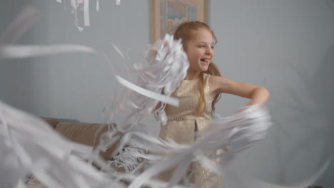 Niña-Feliz-Bailando-Con-Confeti-De-Papel