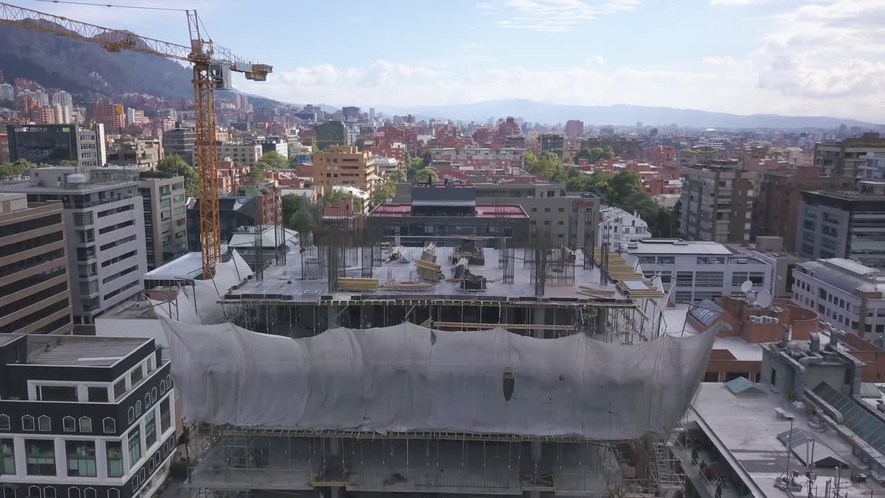 grúa de trabajo en alturas para cargas pesadas, construcción en el centro de la ciudad, edificio o rascacielos en proceso