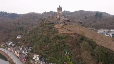 Drohnenaufnahmen-Fliegen-Zur-Burg-Cochem-Auf-Dem-Mit-Weinbergen-Bedeckten-Berg-An-Der-Mosel-In-Deutschland