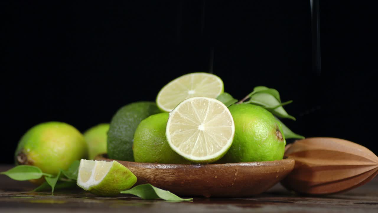 전체와 접시에 라임 조각에 떨어지는 물방울.
