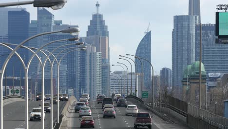 Stark-Befahrene-Autobahn-Nach-Toronto