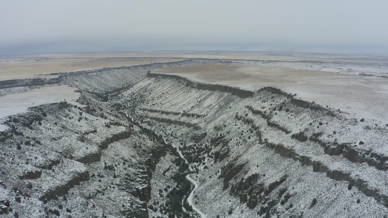 amplia toma panorámica con drones del cañón nevado en idaho