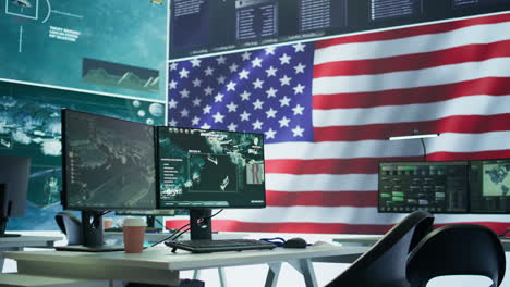 sala de operaciones vacía con bandera estadounidense en una gran pantalla en la torre de control