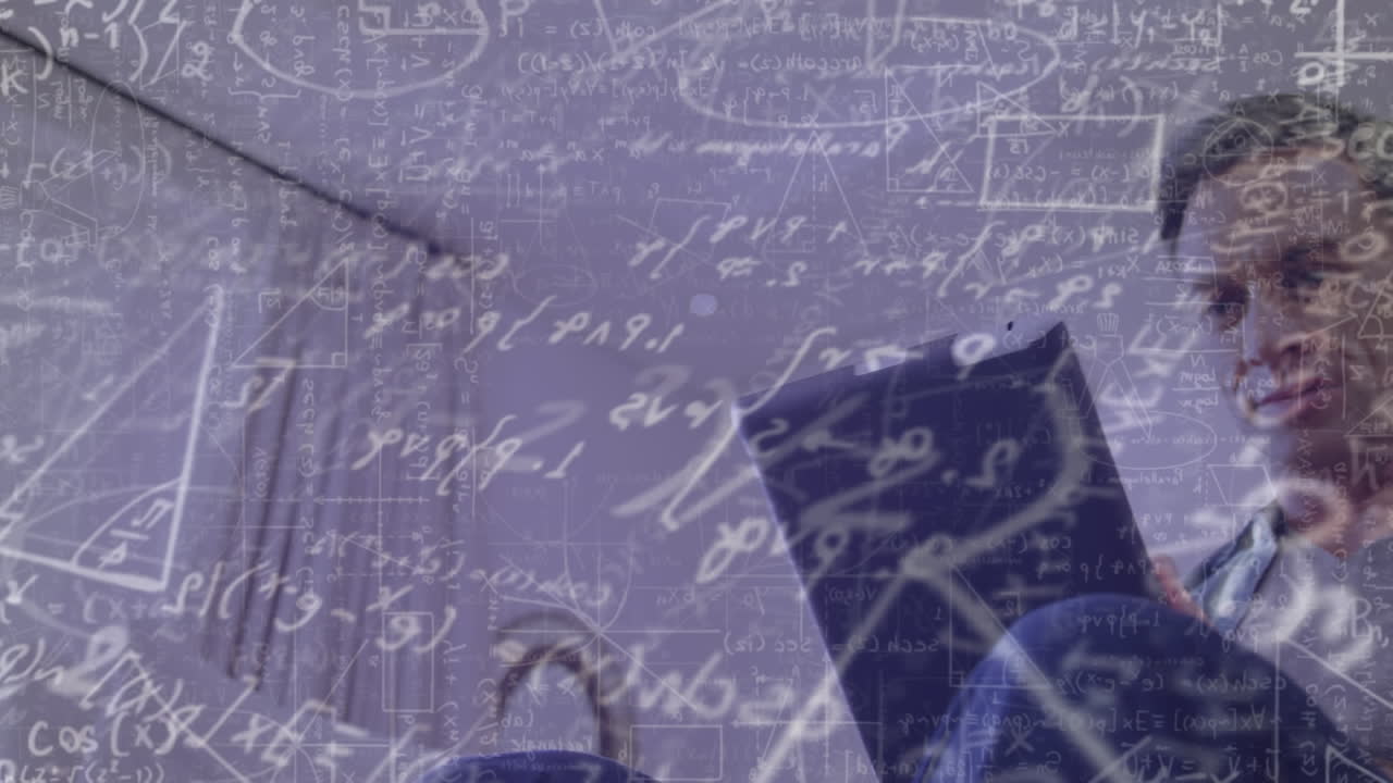태블릿을 사용하여 사람 위에서 움직이는 수학 공식과 데이터 처리의 애니메이션