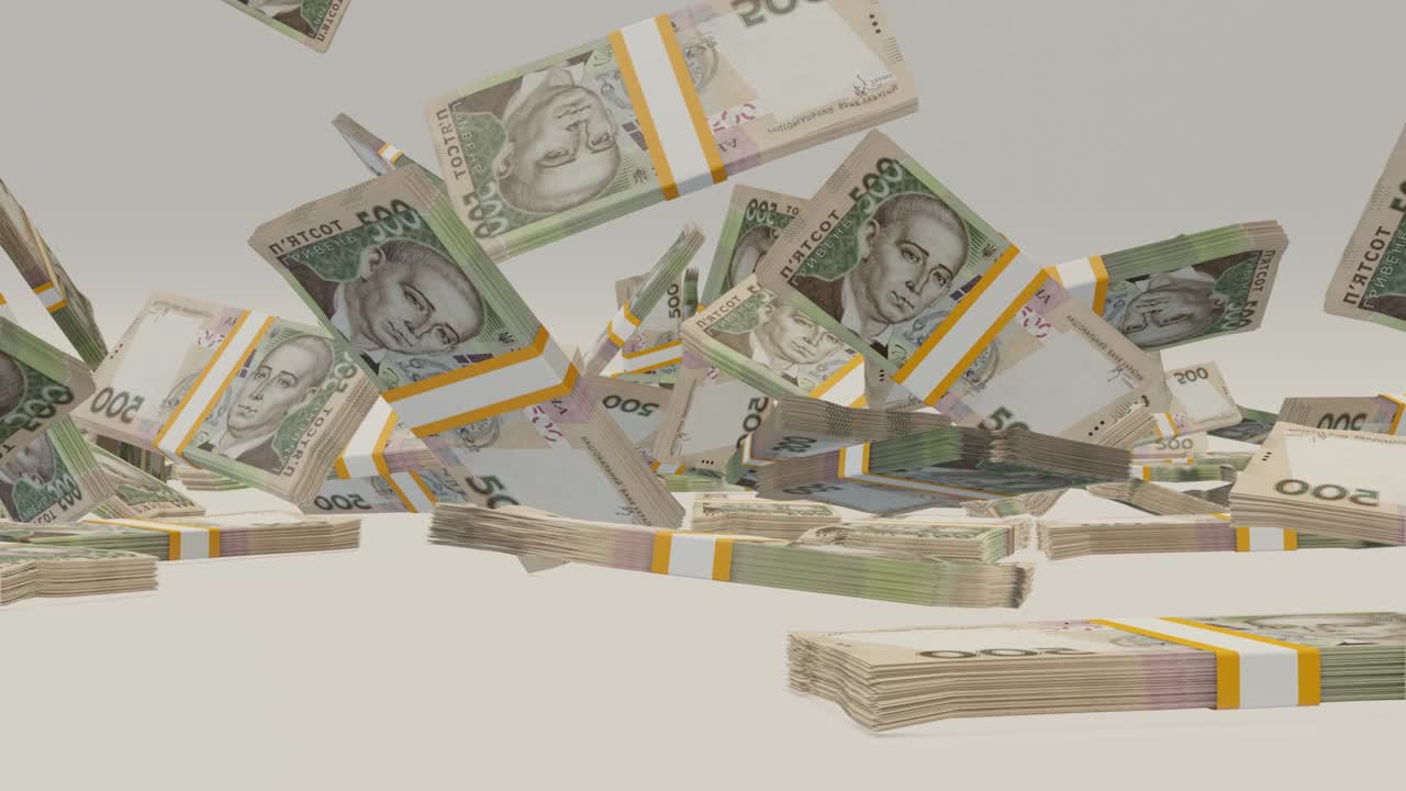 테이블 위에 떨어지는 많은 돈 어리, 500 우크라이나 그리브니아 지폐, 돈 더미.