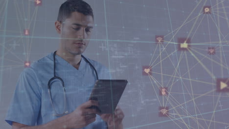 animación de iconos conectados que forman globos y cuadrícula sobre un médico caucásico usando una tableta