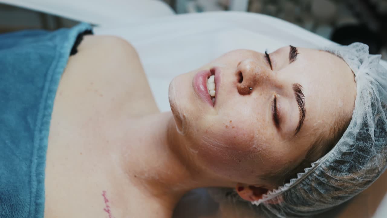 Una donna che riceve un trattamento per il viso
