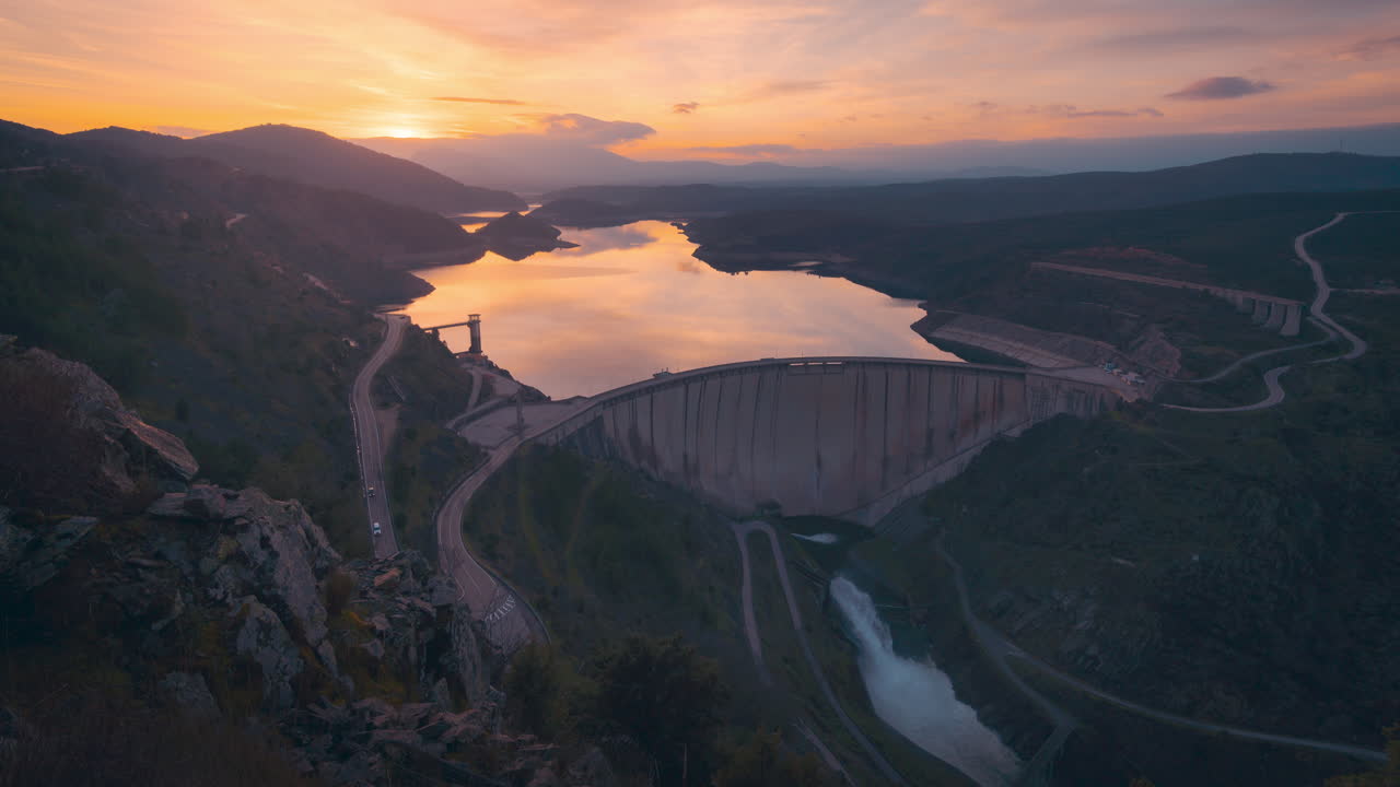 gran embalse en las montañas de madrid durante la puesta de sol