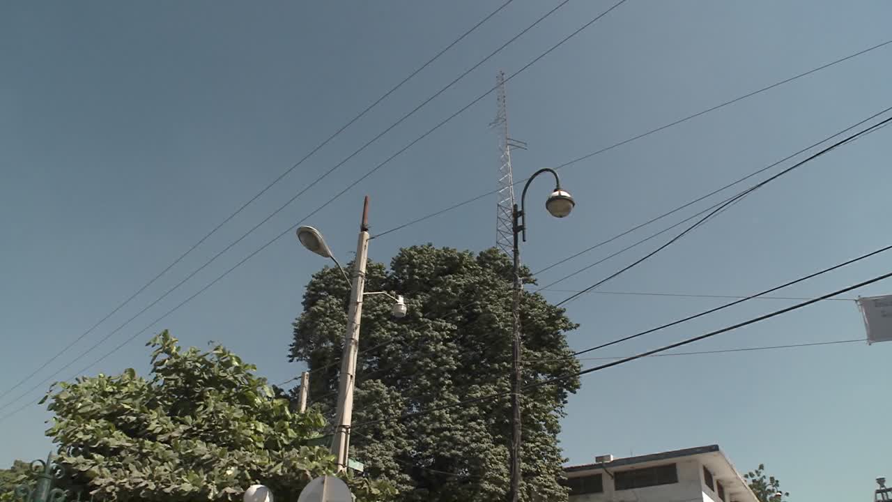 pan a edificios derrumbados tras el terremoto de haití