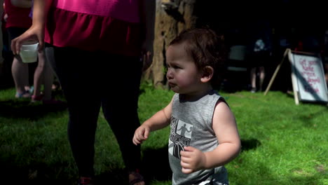 hispano mexicano americano biracial latino niño pequeño caminando afuera mientras come