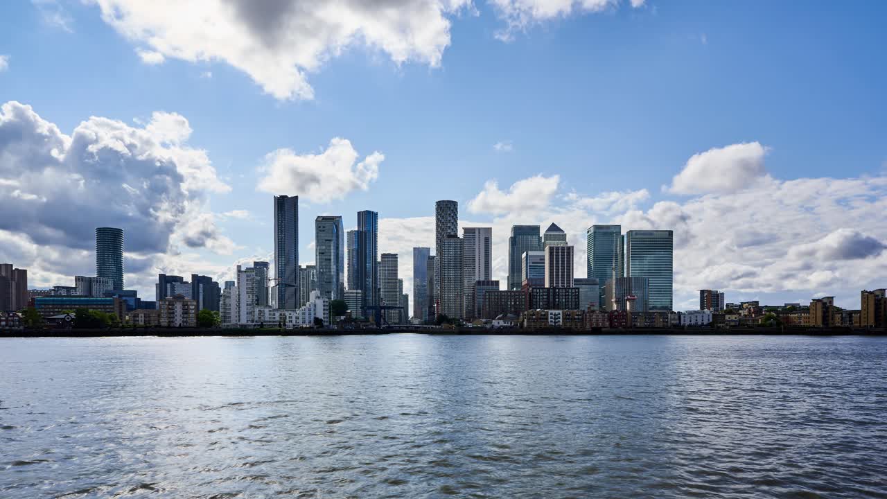 el horizonte moderno de canary wharf en los docklands de londres, con vistas al río támesis en un día de verano, mostrando todos los nuevos rascacielos de este grupo