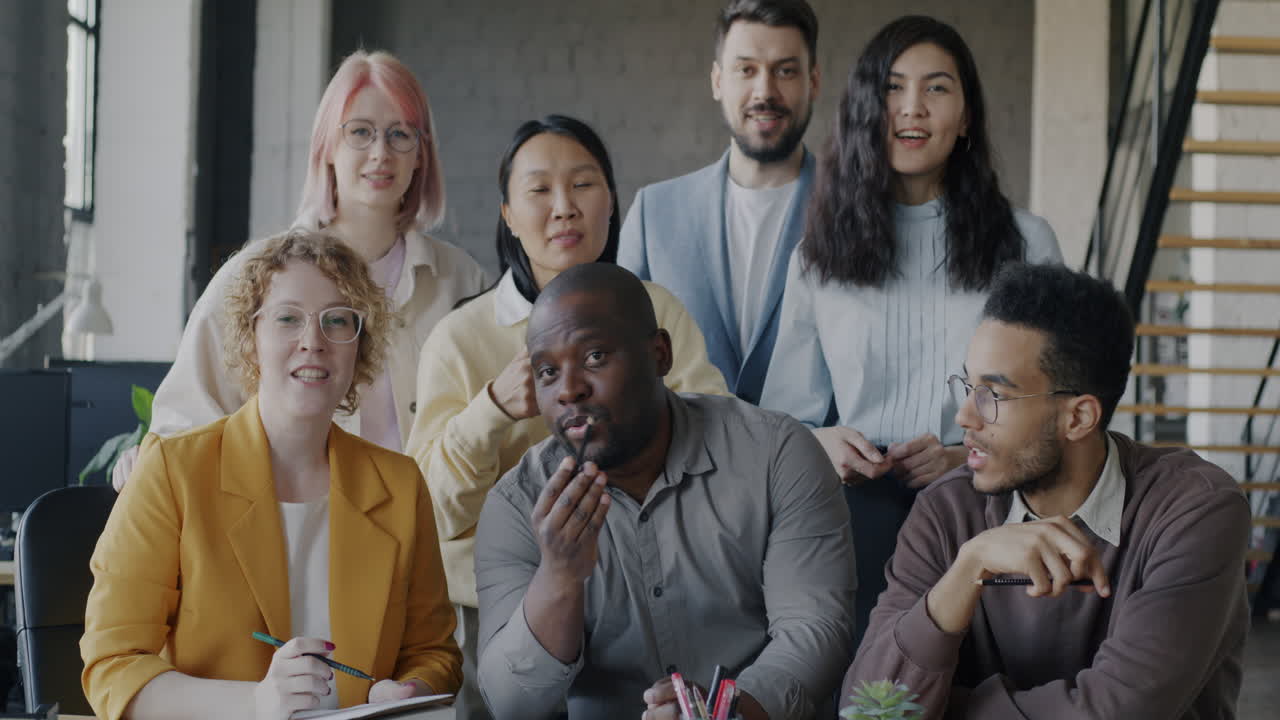 equipo diverso en la oficina moderna