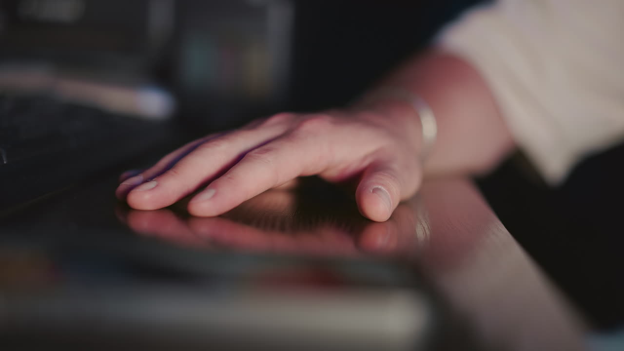 hombre toca la mano en la encimera de la consola de mezcla en un estudio de primer plano. productor de discos trabaja en un proyecto musical en un estudio de audio. hombre de negocios mano en el escritorio