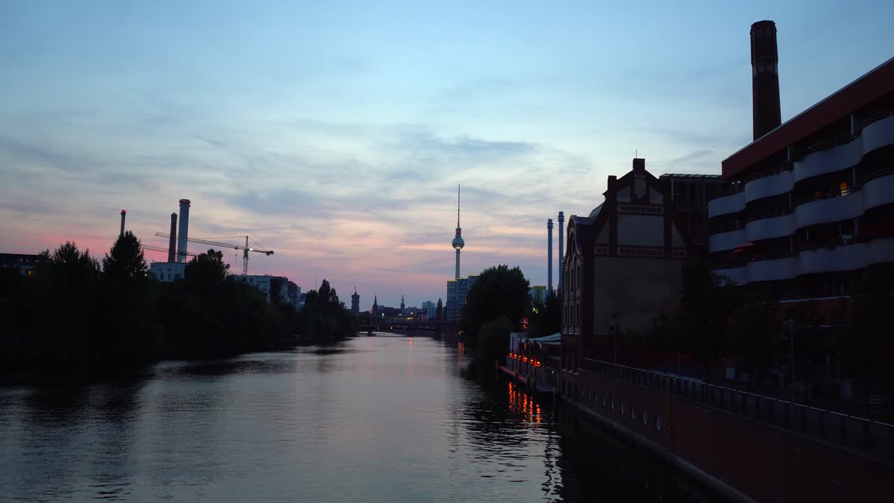 Spree-floden og TV-tårnet i Berlin efter solnedgang