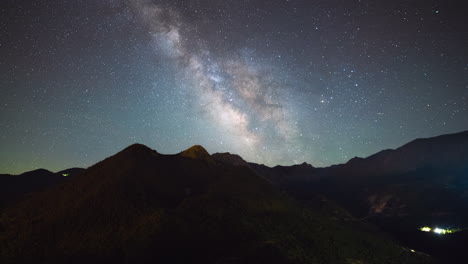 Lapso-De-Tiempo-Vía-Láctea-Núcleo-De-Galaxia-Elevándose-Sobre-Picos-De-Montañas-Cielo-Despejado-Verano