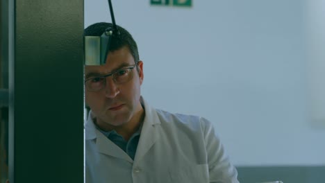 ingeniero robótico trabajando en el almacén 4k
