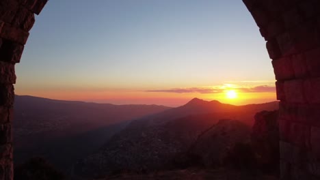 Goldener-Sonnenuntergang-über-Der-Bergkette-Vom-Zedernkreuz-Im-Libanon