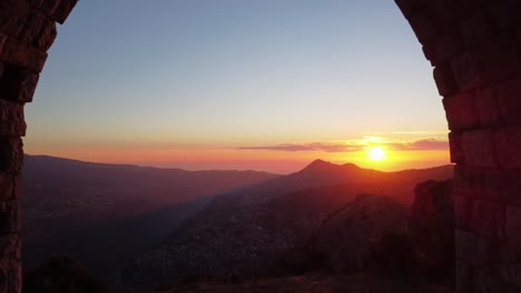 puesta de sol dorada sobre la cordillera desde la cruz de los cedros en el líbano