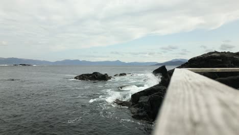 Wellen-Schlagen-Auf-Felsen-In-Kråkenes,-Norwegen-Und-Sorgen-Für-Furore