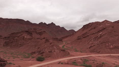 Atemberaubende-Rote-Felsformationen-In-Quebrada-De-Las-Conchas,-Salta,-Argentinien-Unter-Bewölktem-Himmel