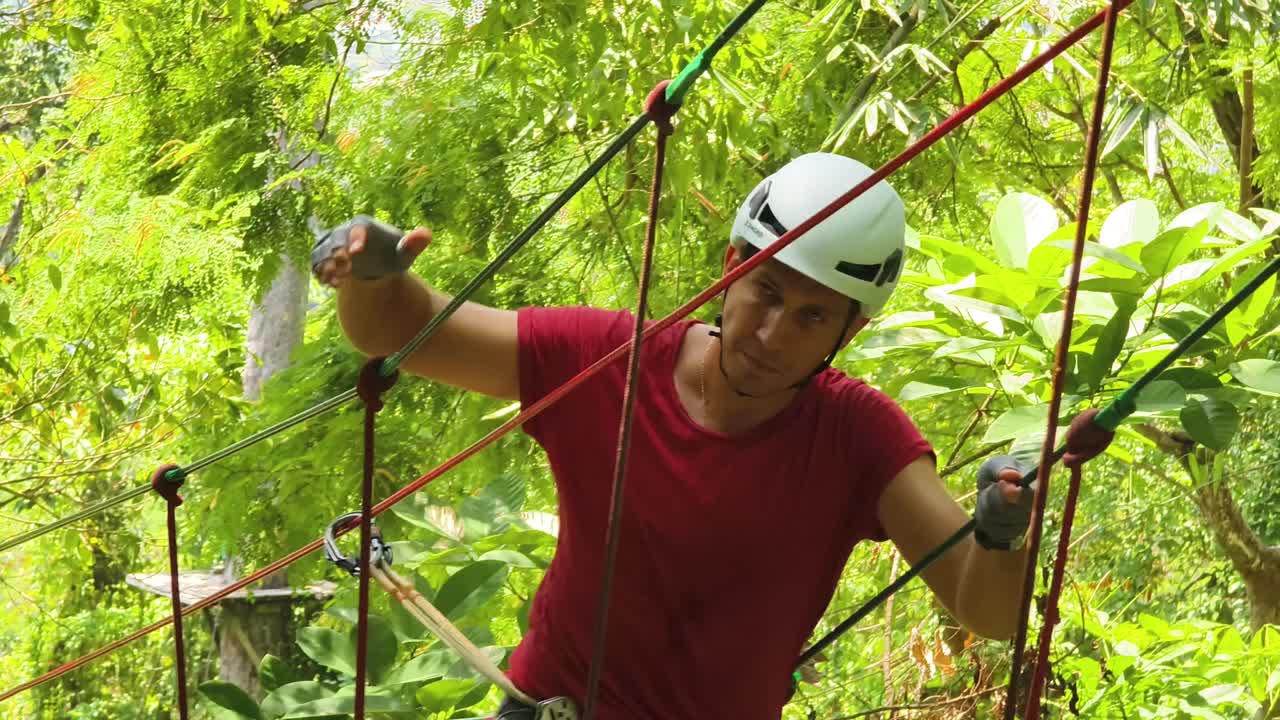 Uomo che fa zipline attraverso la volta di una foresta