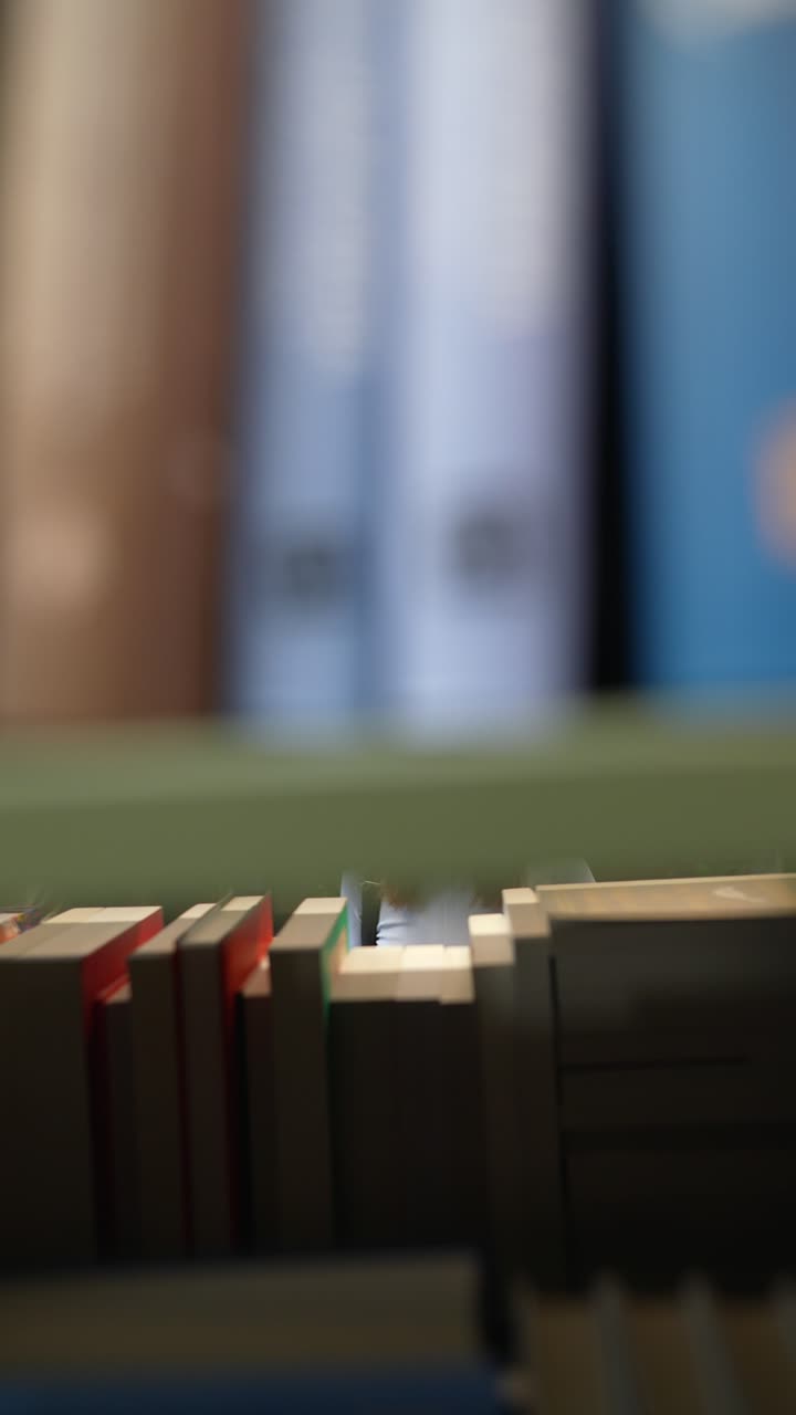 dos mujeres revisando libros en una biblioteca