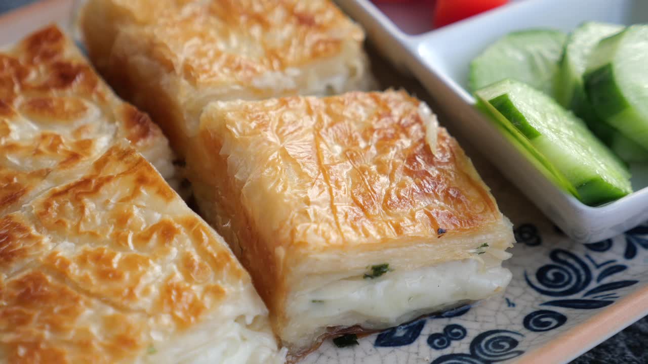 queso turco pide con ensalada de pepino