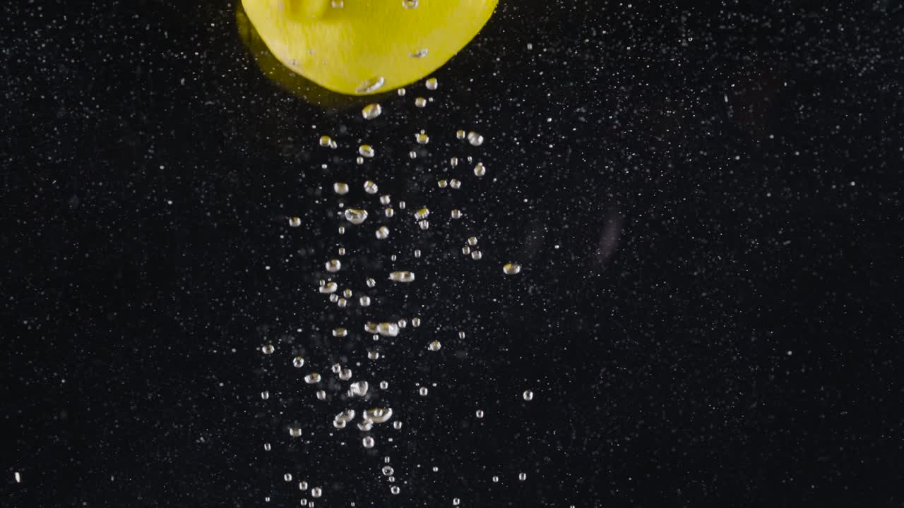 limón salpicado en agua