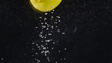 limón salpicado en agua