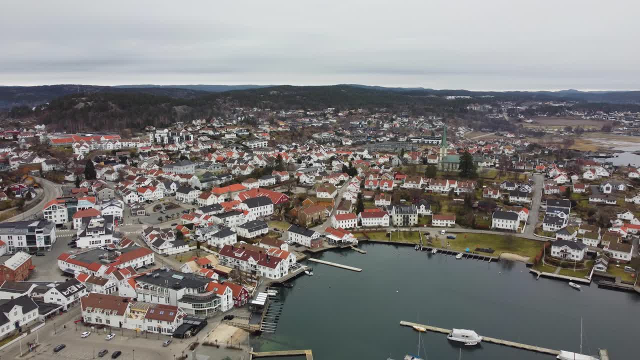 Luftaufnahme aus großer Höhe über der Stadt Lillesand in Südnorwegen – Langsamer Rückwärtsflug, der die gesamte Stadt und den Yachthafen offenbart