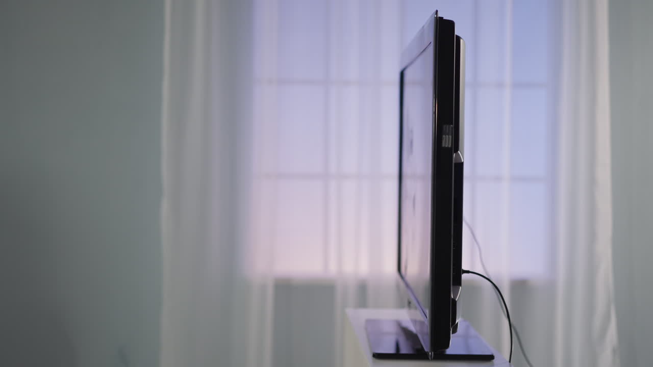 실망 한 스포츠 팬 이 tv 에 던진 빈 맥주 병