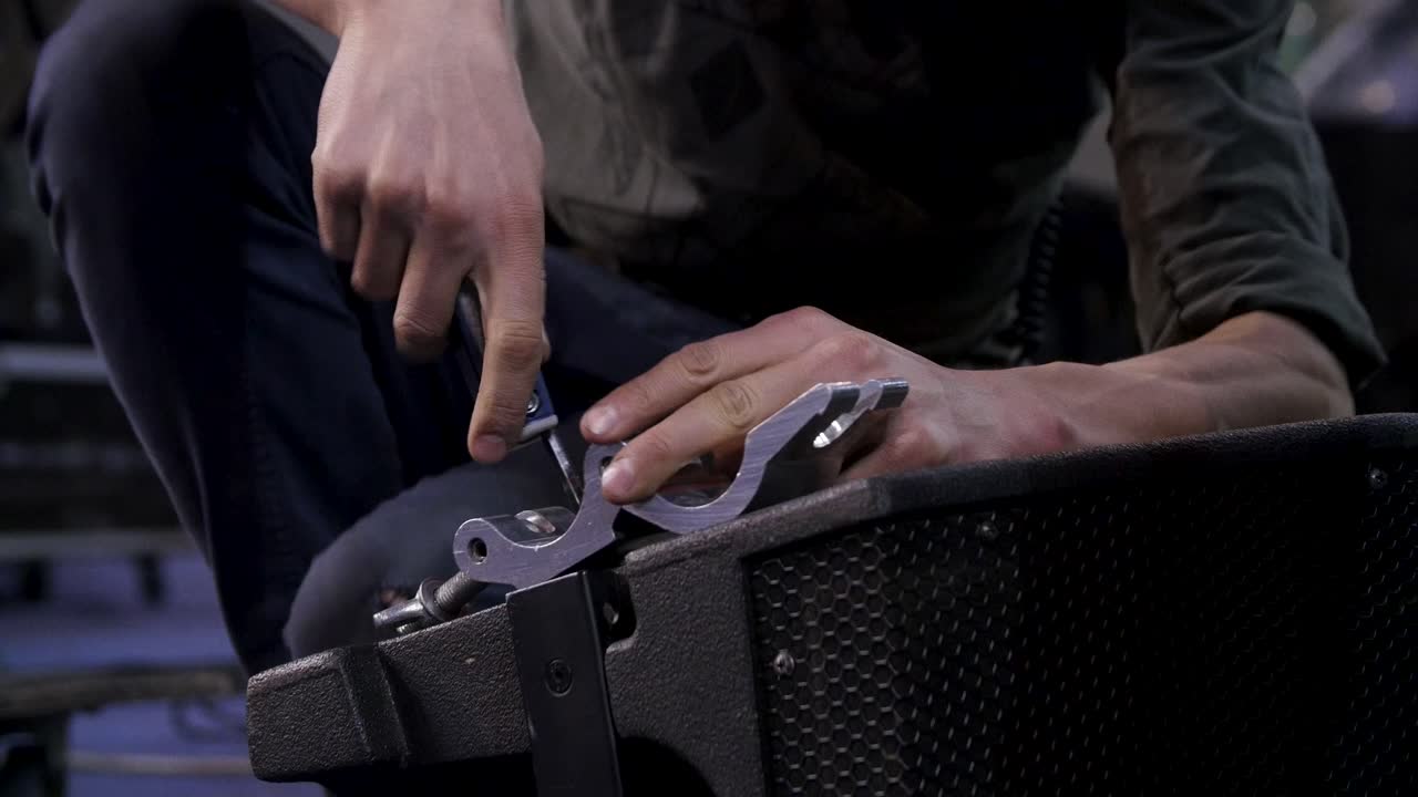 스피커를 수리하는 기술자