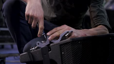 técnico reparando un altavoz