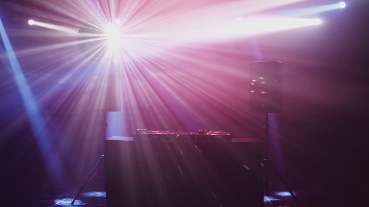 dj en el escenario con luces de colores