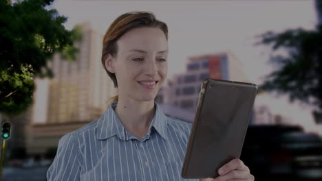 animación de una mujer de negocios caucásica usando tableta y red de conexiones sobre el paisaje urbano