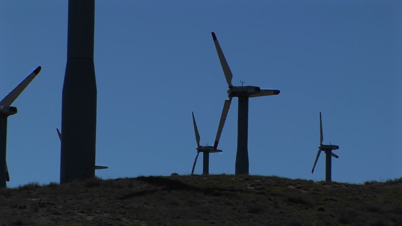 tehachapi 캘리포니아에서 전력을 생성하는 여러 풍력 터빈의 중간 샷