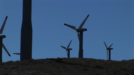 加州泰哈查皮 (tahachapi) 的幾座風力輪發電廠的中間射擊