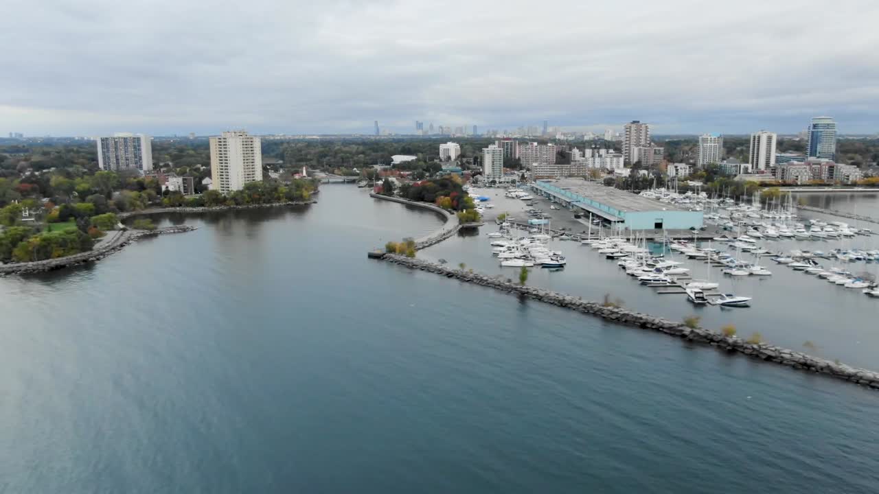 Ripresa aerea in volo lungo un porto sul Lago Ontario a Mississauga al mattino presto.